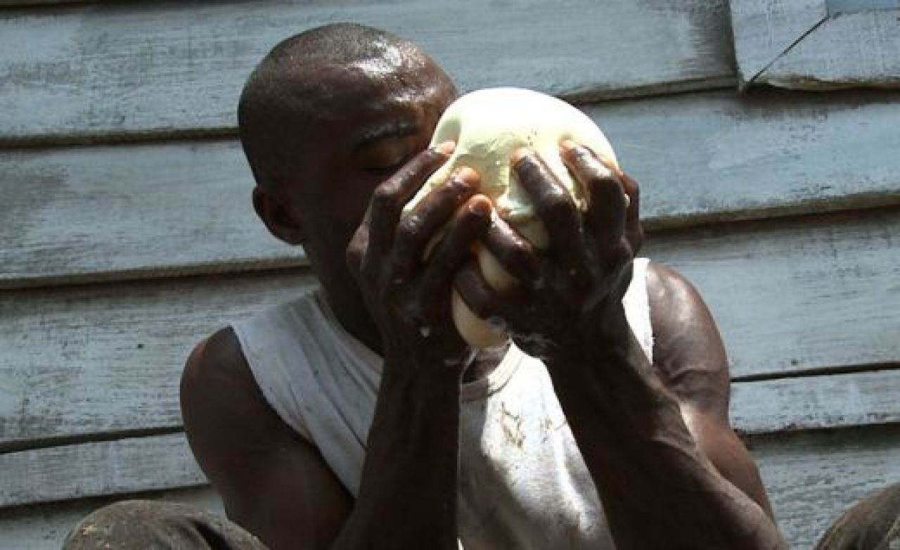 VIDEO Incredibil! Copiii din Africa invata fotbal cu mingi din prezervative!_6