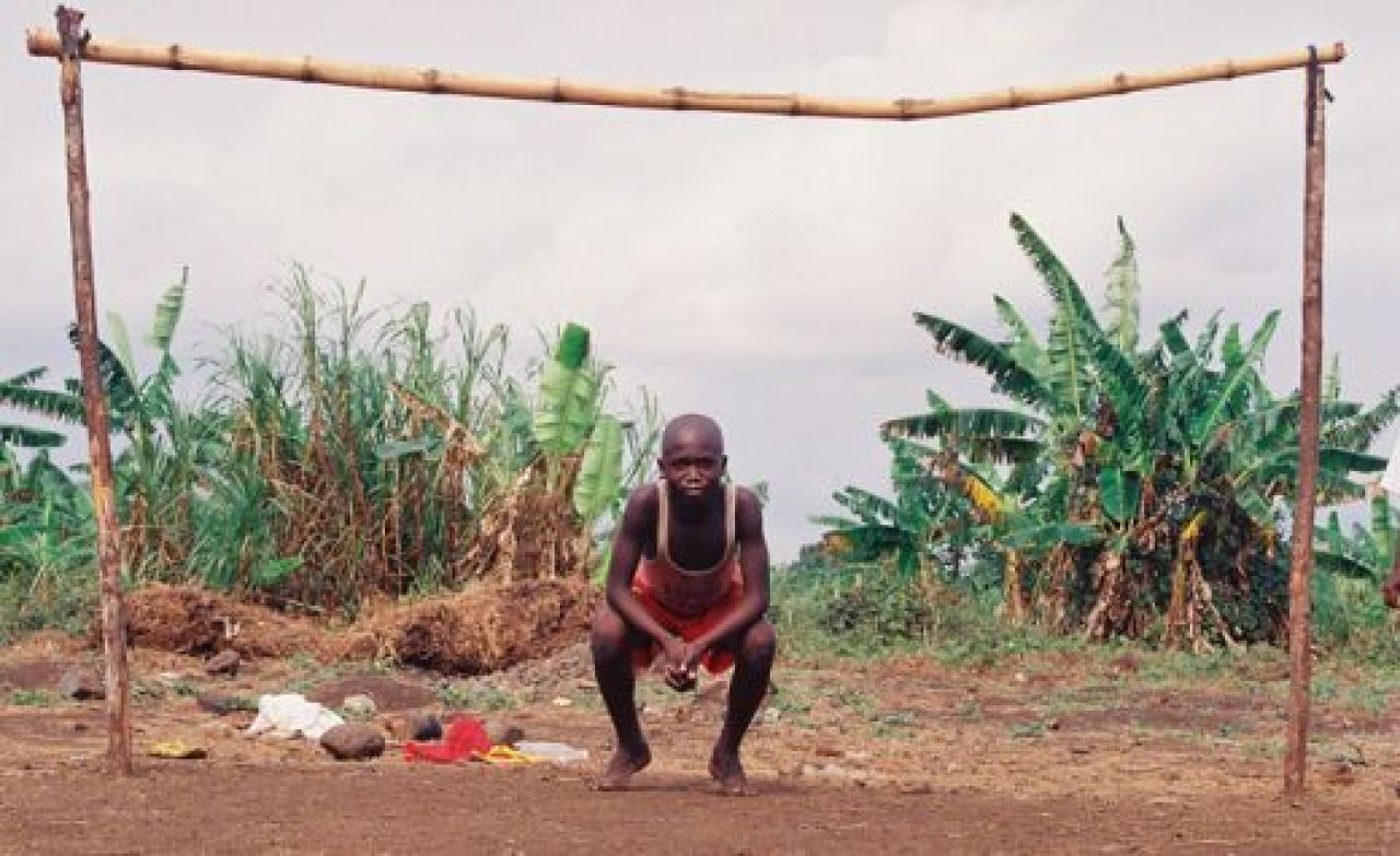 VIDEO Incredibil! Copiii din Africa invata fotbal cu mingi din prezervative!_5