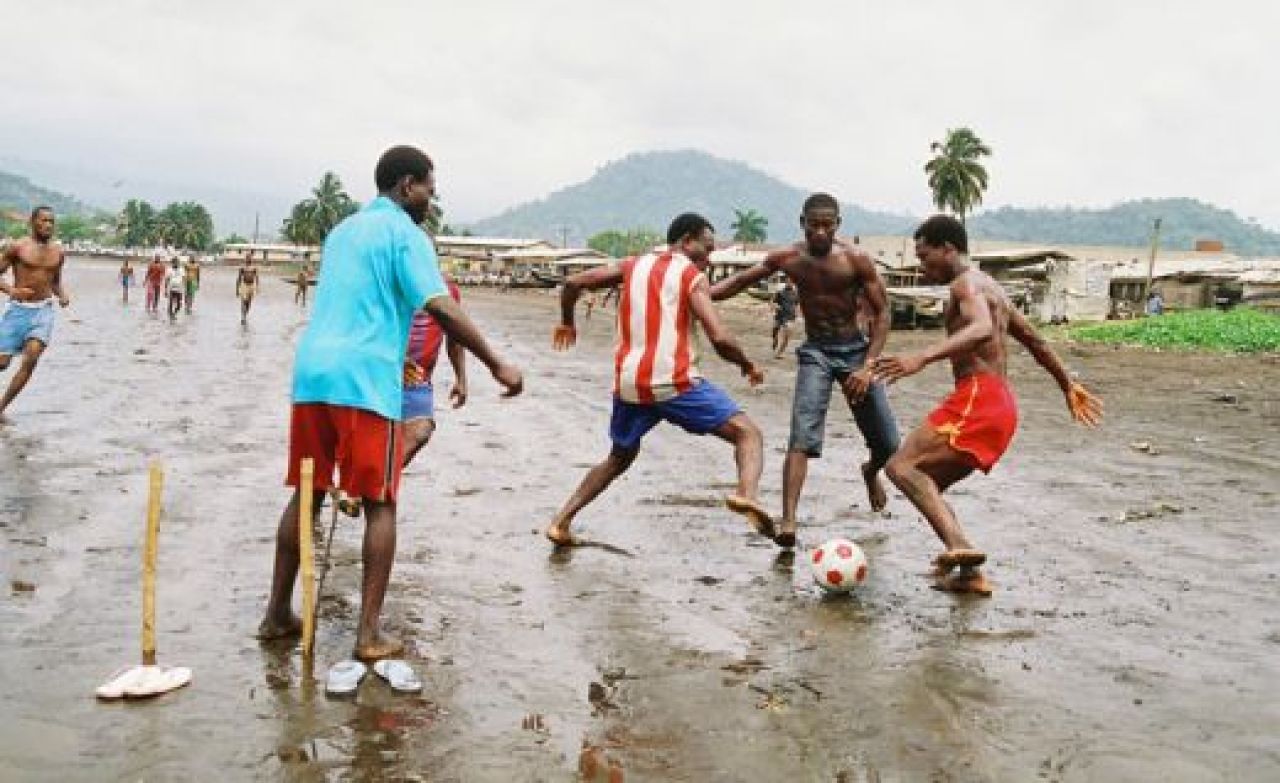 VIDEO Incredibil! Copiii din Africa invata fotbal cu mingi din prezervative!_7