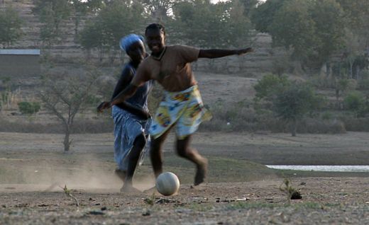 VIDEO Incredibil! Copiii din Africa invata fotbal cu mingi din prezervative!_8