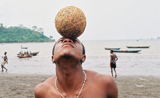 VIDEO Incredibil! Copiii din Africa invata fotbal cu mingi din prezervative!_10