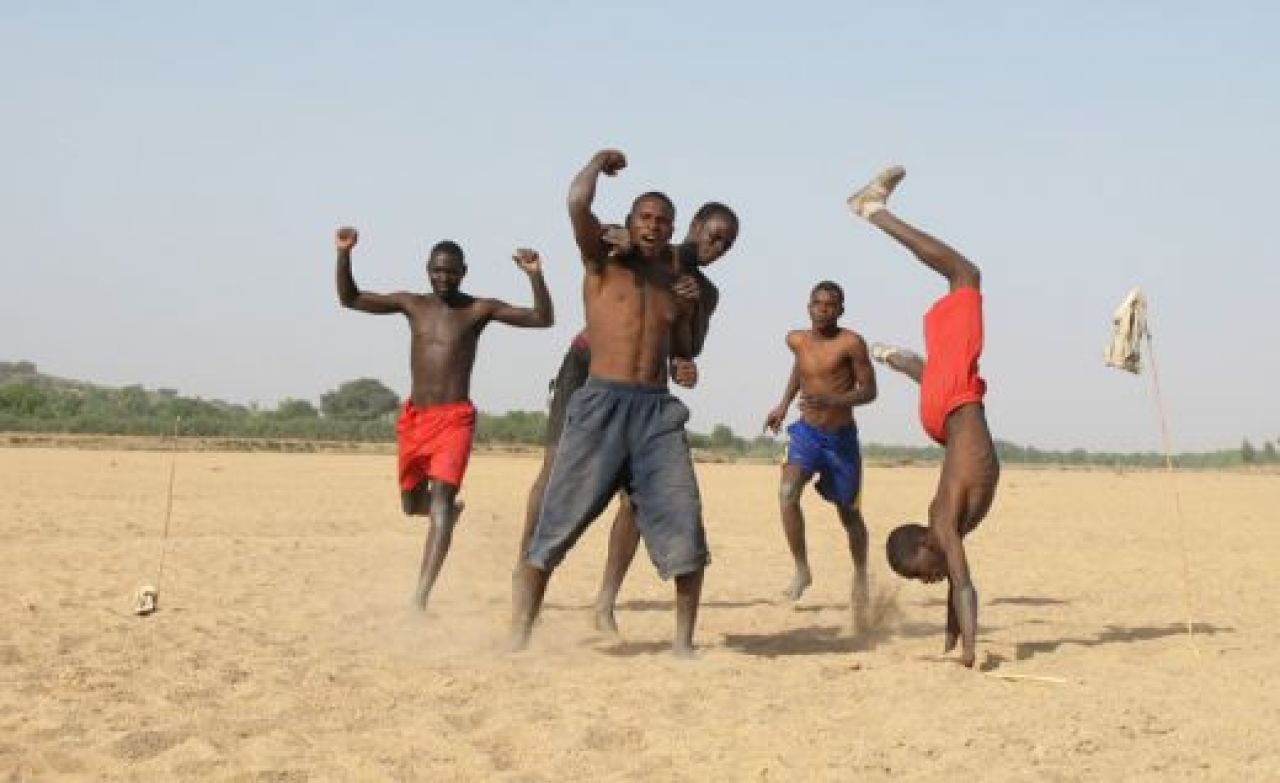 VIDEO Incredibil! Copiii din Africa invata fotbal cu mingi din prezervative!_11