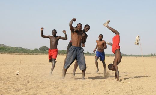 VIDEO Incredibil! Copiii din Africa invata fotbal cu mingi din prezervative!_11