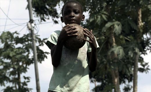 VIDEO Incredibil! Copiii din Africa invata fotbal cu mingi din prezervative!_12