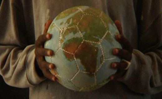 VIDEO Incredibil! Copiii din Africa invata fotbal cu mingi din prezervative!_14