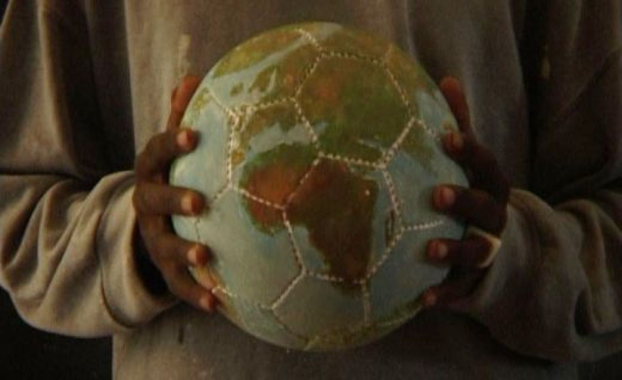 VIDEO Incredibil! Copiii din Africa invata fotbal cu mingi din prezervative!_14