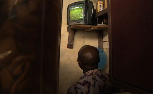 VIDEO Incredibil! Copiii din Africa invata fotbal cu mingi din prezervative!_13