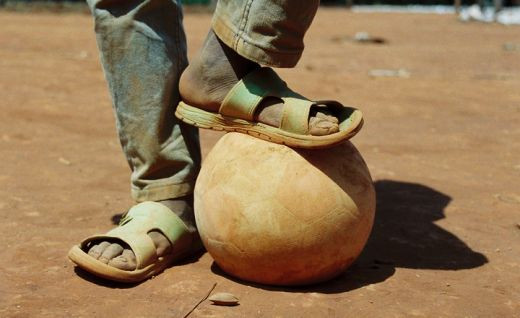 VIDEO Incredibil! Copiii din Africa invata fotbal cu mingi din prezervative!_16