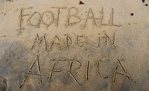 VIDEO Incredibil! Copiii din Africa invata fotbal cu mingi din prezervative!_15