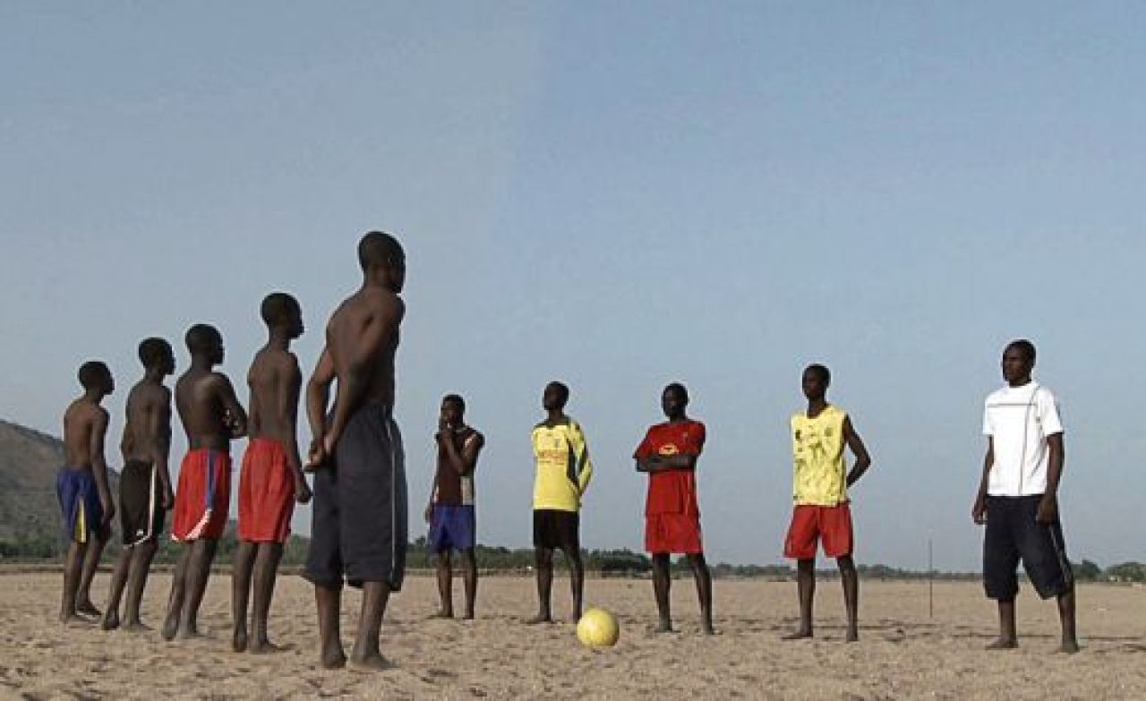 VIDEO Incredibil! Copiii din Africa invata fotbal cu mingi din prezervative!_18