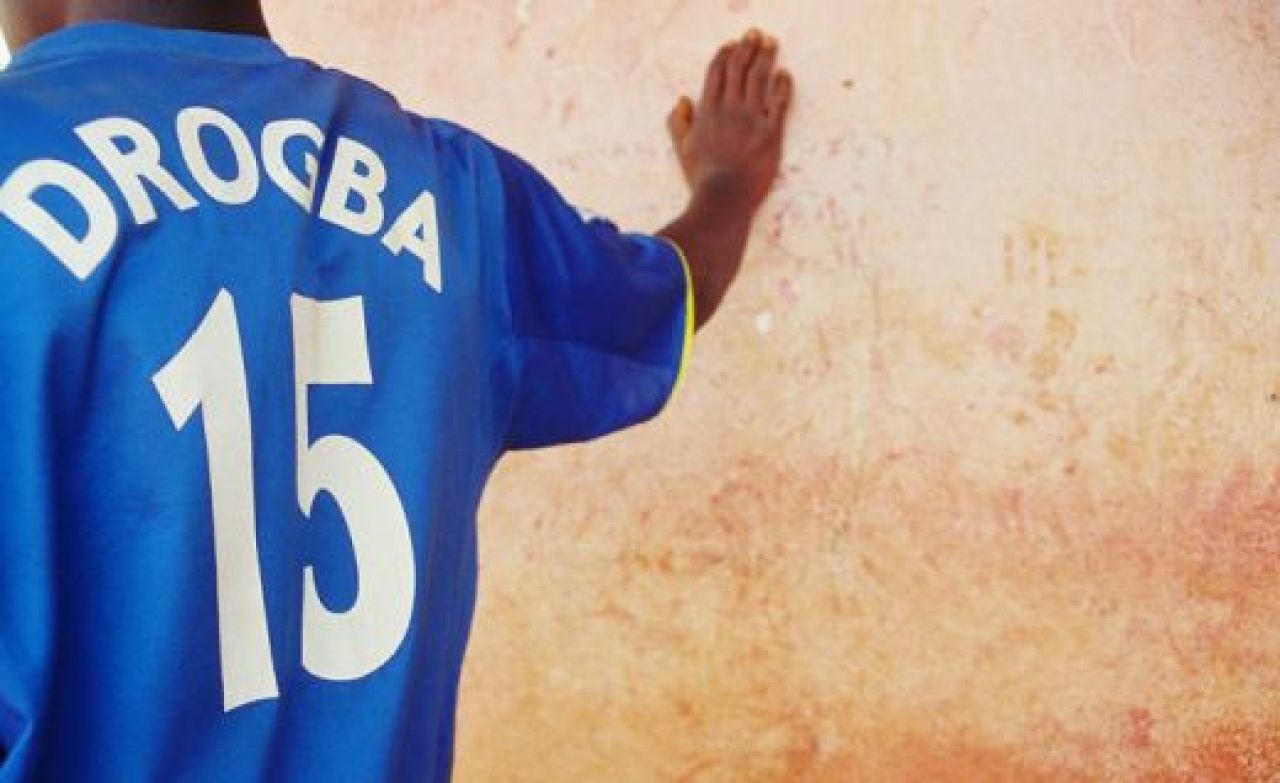 VIDEO Incredibil! Copiii din Africa invata fotbal cu mingi din prezervative!_19