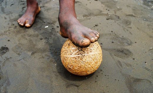 VIDEO Incredibil! Copiii din Africa invata fotbal cu mingi din prezervative!_22