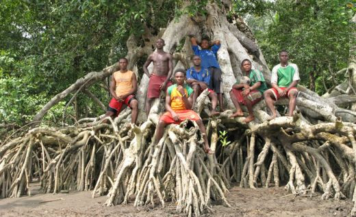 VIDEO Incredibil! Copiii din Africa invata fotbal cu mingi din prezervative!_21