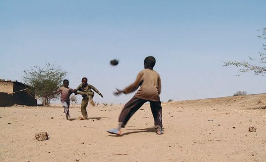 VIDEO Incredibil! Copiii din Africa invata fotbal cu mingi din prezervative!_23