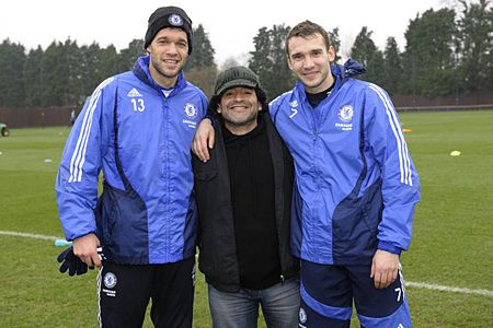 Jucatorii lui Chelsea au cersit autografe si poze cu Maradona