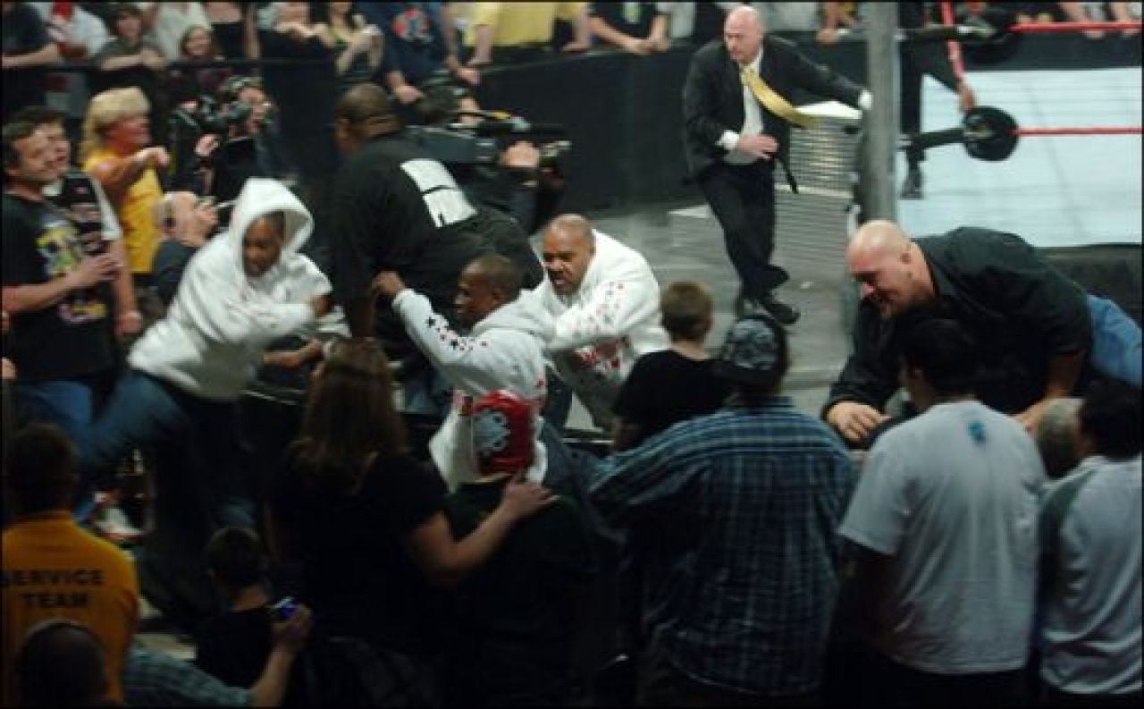 Ringul nu conteaza! Mayweather a facut senzatie in ringul WWE!_2