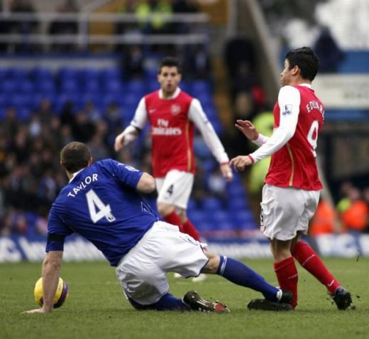 Vezi accidentarea traumatizanta a lui Eduardo din meciul Birmingham 2-2 Arsenal!