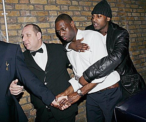 Juande Ramos le-a permis sa bea o cupa de sampanie...vezi ce au inteles din asta jucatorii lui Tottenham!_3