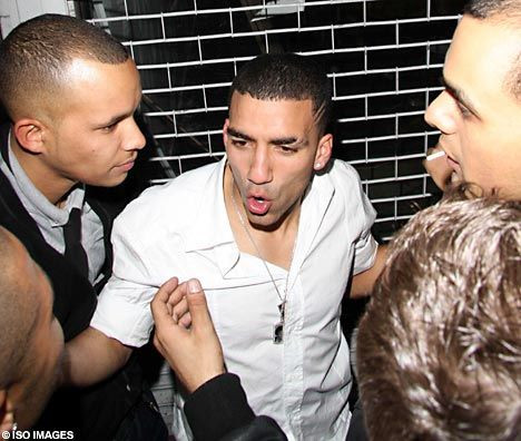 Juande Ramos le-a permis sa bea o cupa de sampanie...vezi ce au inteles din asta jucatorii lui Tottenham!_6