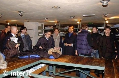 100 de ani de Inter! Vezi cel mai nou produs lansat de Chivu in Italia!_3