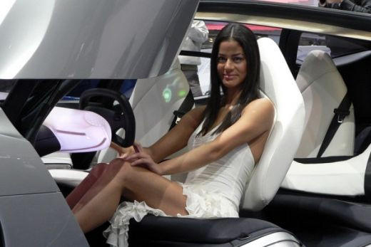 Tinute sexy, forme apetisante si masini...puternice! Vezi o galerie foto incendiara!