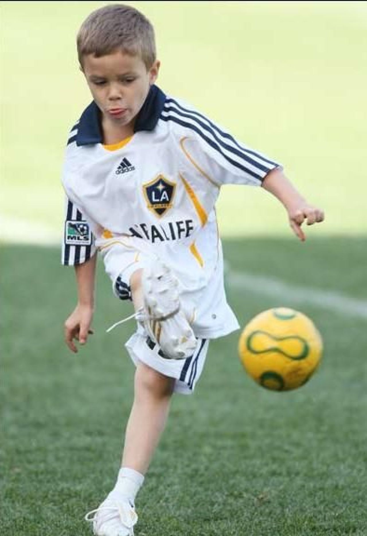 Beckham s-a antrenat cu fiul sau, Cruz, pentru a fi in forma maxima la meciul cu Franta!_6