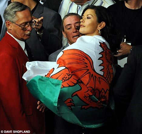 Stallone, Arnold, Bruce Willis si Zeta Jones - in tribune la meciul dintre Joe Calzaghe si Bernard Hopkins_2