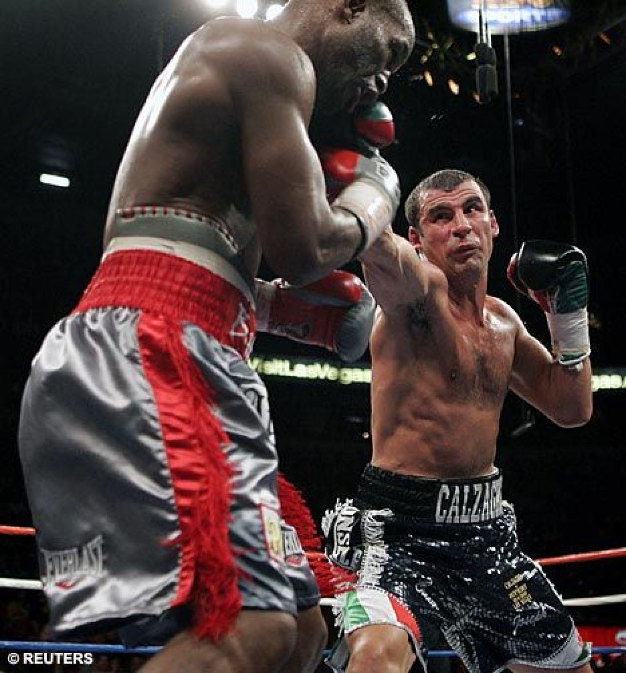 Stallone, Arnold, Bruce Willis si Zeta Jones - in tribune la meciul dintre Joe Calzaghe si Bernard Hopkins_3