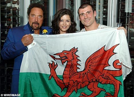 Stallone, Arnold, Bruce Willis si Zeta Jones - in tribune la meciul dintre Joe Calzaghe si Bernard Hopkins_7