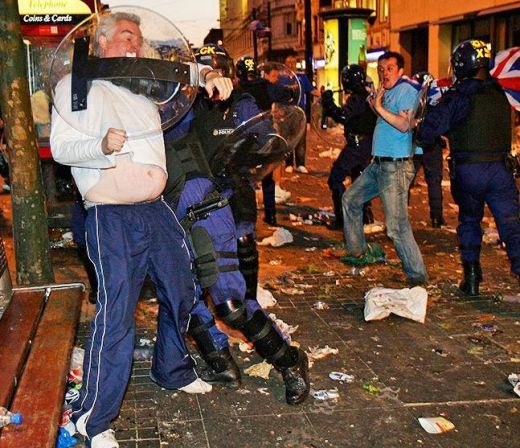 Zona de razboi la Manchester! Un suporter rus injunghiat dupa finala Cupei UEFA! VEZI IMAGINI!_5