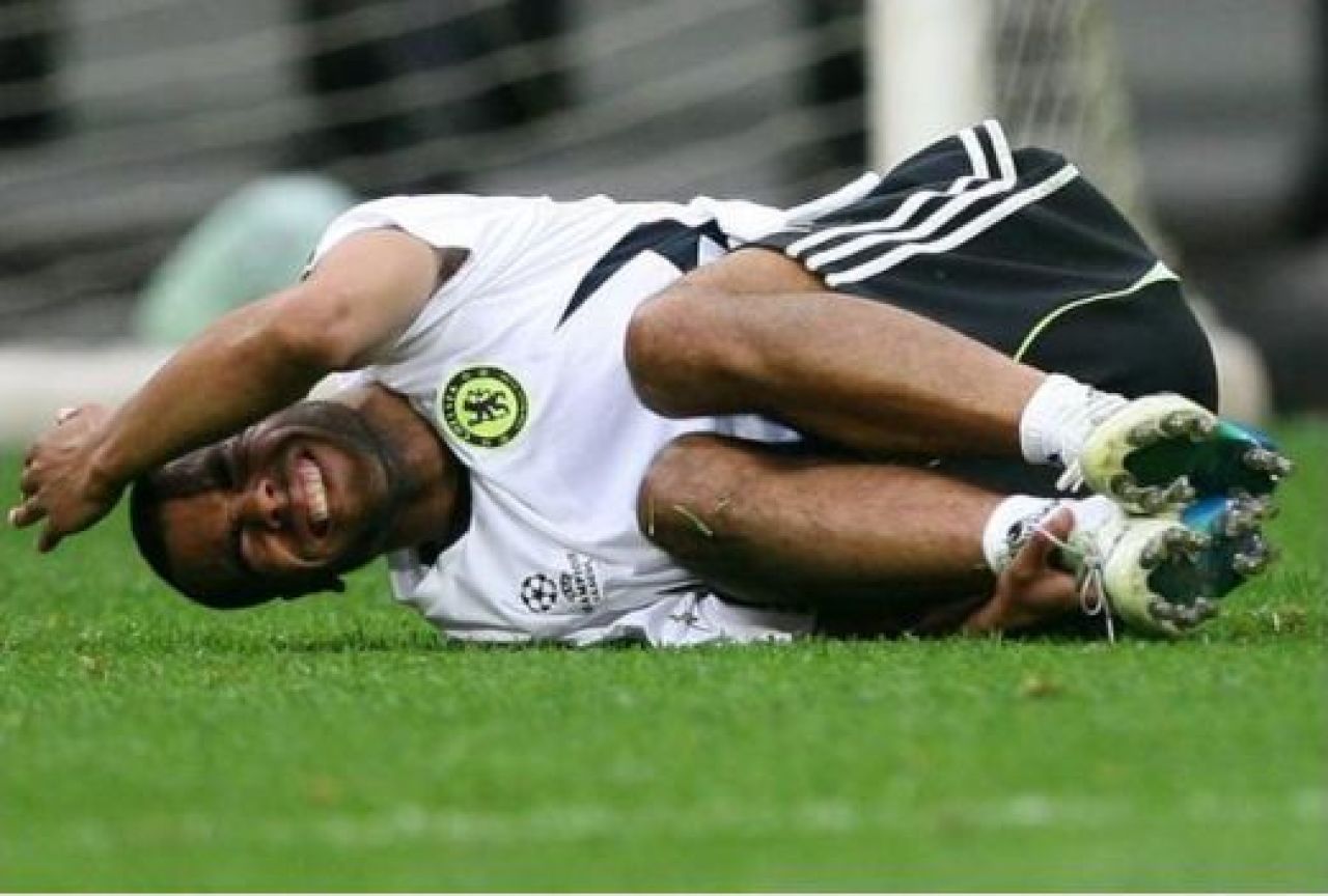 Vezi cum a fost accidentat Ashley Cole de Makelele inainte de Finala Champions League_2