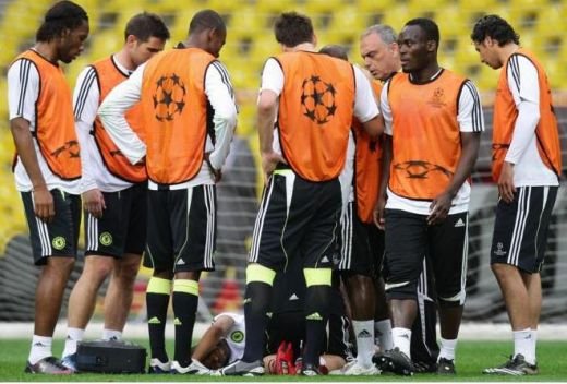 Vezi cum a fost accidentat Ashley Cole de Makelele inainte de Finala Champions League_3
