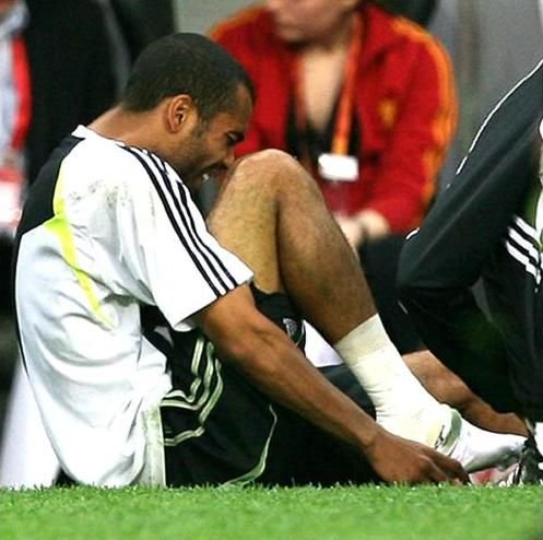 Vezi cum a fost accidentat Ashley Cole de Makelele inainte de Finala Champions League_4