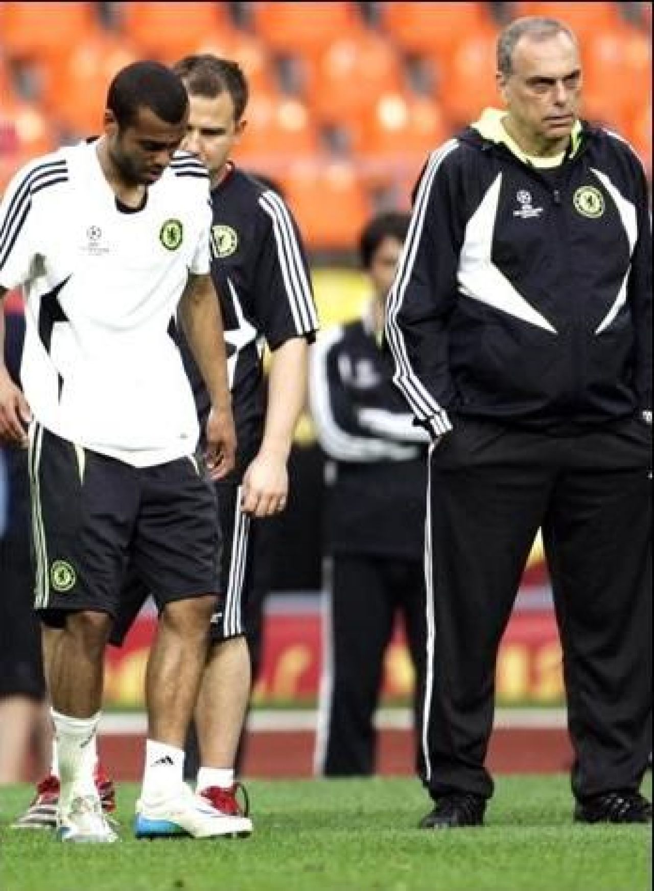 Vezi cum a fost accidentat Ashley Cole de Makelele inainte de Finala Champions League_6
