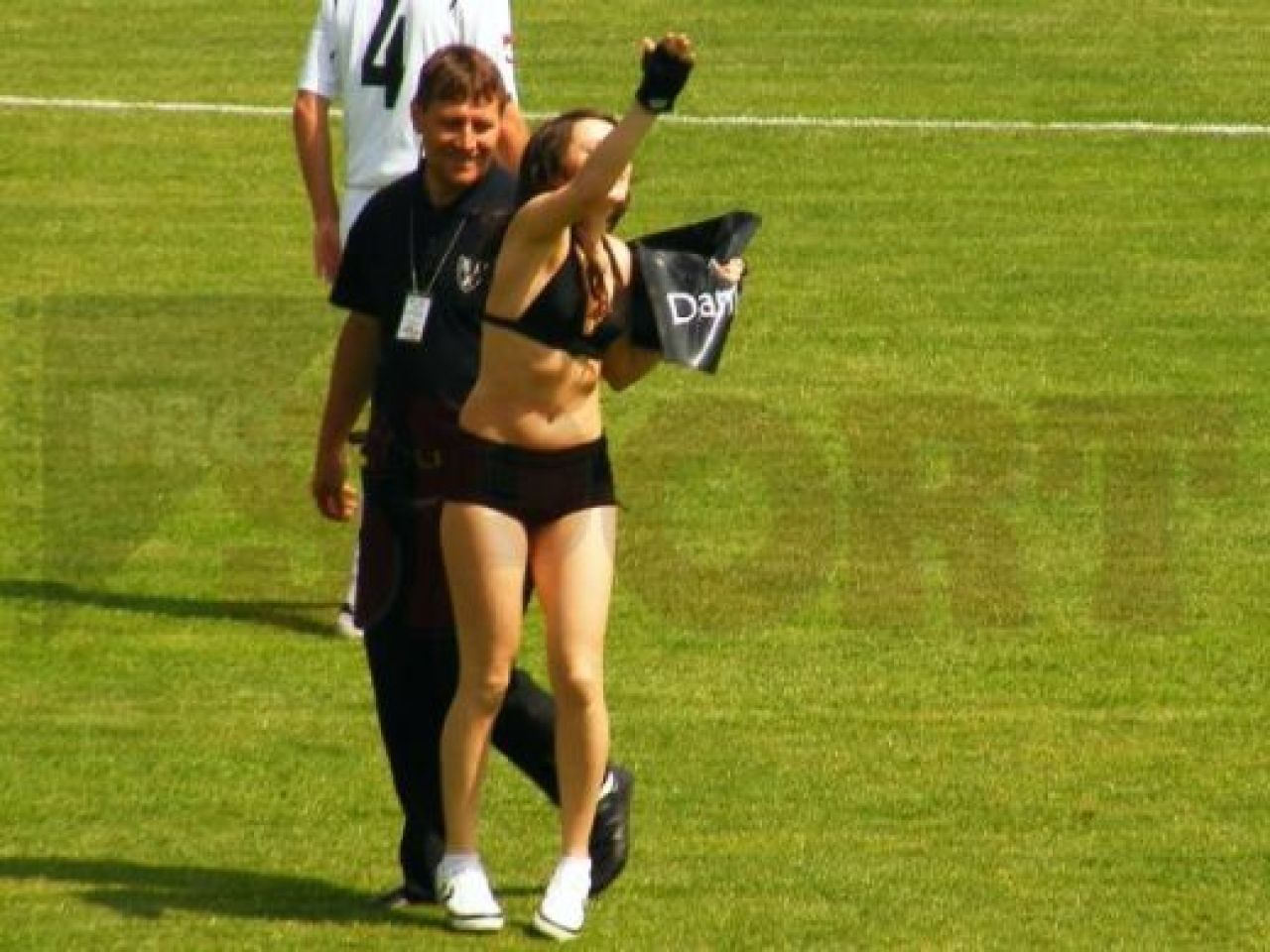Strip-tease la promovare! O fata a intrat doar in chiloti pe teren la Sportul - Brasov_1