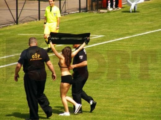 Strip-tease la promovare! O fata a intrat doar in chiloti pe teren la Sportul - Brasov_2