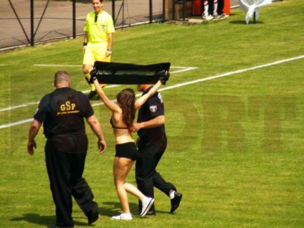 Strip-tease la promovare! O fata a intrat doar in chiloti pe teren la Sportul - Brasov_2