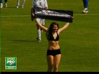 Strip-tease la promovare! O fata a intrat doar in chiloti pe teren la Sportul - Brasov_3