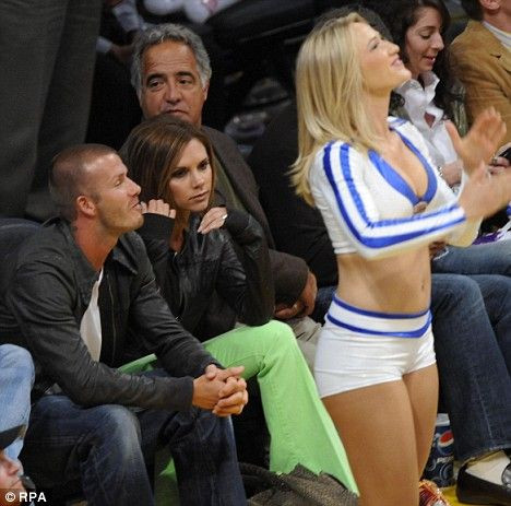 Ai grija la ce te uiti Becks, Victoria sta cu ochii pe tine! Vezi galerie foto!