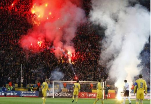 VIDEO / Fanii Ucrainei l-au bombardat pe David James cu fumigene! Vezi ce penalty a ratat Sheva:_2