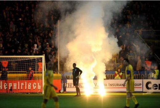 VIDEO / Fanii Ucrainei l-au bombardat pe David James cu fumigene! Vezi ce penalty a ratat Sheva:_4