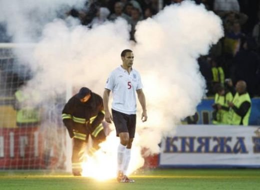 VIDEO / Fanii Ucrainei l-au bombardat pe David James cu fumigene! Vezi ce penalty a ratat Sheva:_3