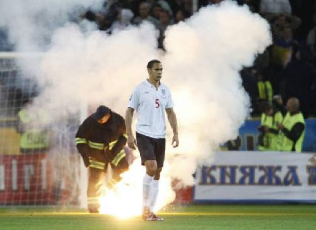 VIDEO / Fanii Ucrainei l-au bombardat pe David James cu fumigene! Vezi ce penalty a ratat Sheva:_3