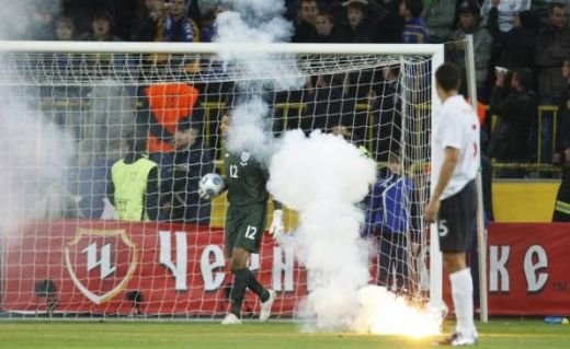 VIDEO / Fanii Ucrainei l-au bombardat pe David James cu fumigene! Vezi ce penalty a ratat Sheva:_5