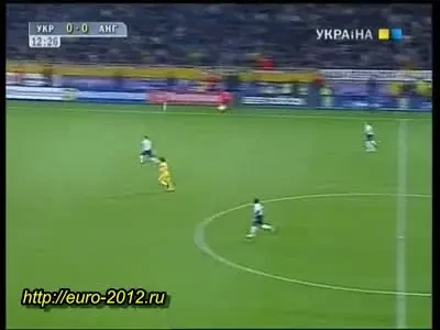 VIDEO / Fanii Ucrainei l-au bombardat pe David James cu fumigene! Vezi ce penalty a ratat Sheva: