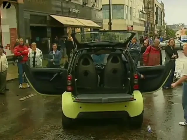 VIDEO UIMITOR! Cum au incaput 15 persoane intr-o masina Smart :))