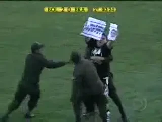 VIDEO / Un fan a intrat pe teren in Bolivia - Brazilia