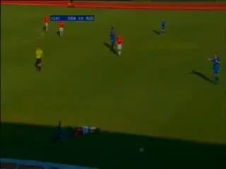 VIDEO / Ciocnire KAMIKAZE intre doi fotbalisti.. dezorientati!