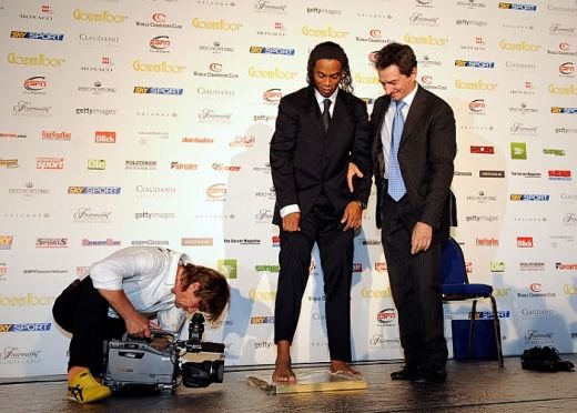 Ronaldinho i-a batut pe Henry, Gerrard si  Beckham: a luat Golden Foot 2009!_6