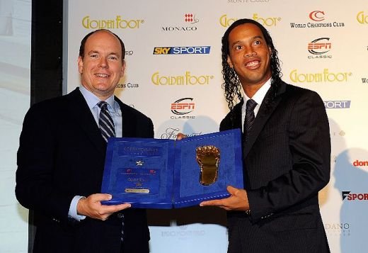 Ronaldinho i-a batut pe Henry, Gerrard si  Beckham: a luat Golden Foot 2009!_9